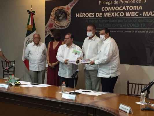 Entrega CMB cinturón Mazahua a sacerdote y la UAS, por su labor en la lucha contra el coronavirus