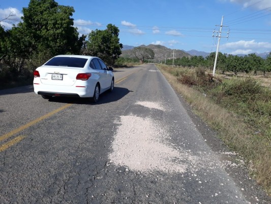 Baches parchados en el entronque a la autopista Mazatlán-Tepic son un peligro, denuncian escuinapenses