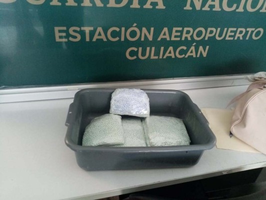 En Aeropuerto de Culiacán, detienen a dos mujeres que al parecer llevaban fentanilo