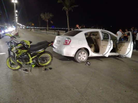 Resulta motociclista herido en choque sobre el malecón de Mazatlán
