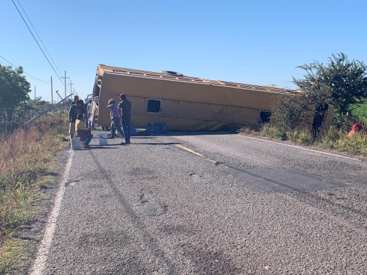En Escuinapa, vuelca camión con jornaleros y deja 24 lesionados
