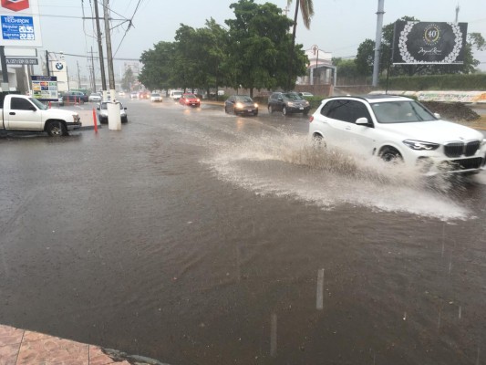 Además de impedir el desfile de la Revolución, lluvias provocan algunos daños en Culiacán
