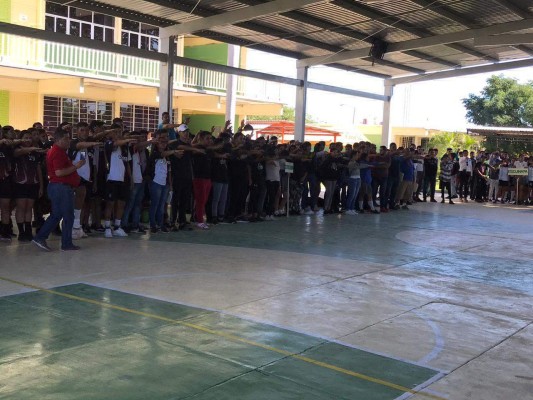 Los deportistas rinden la protesta deportiva.