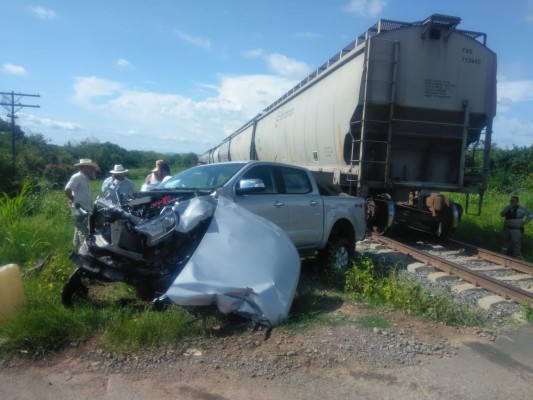 En Rosario, camioneta es arrollada por el tren
