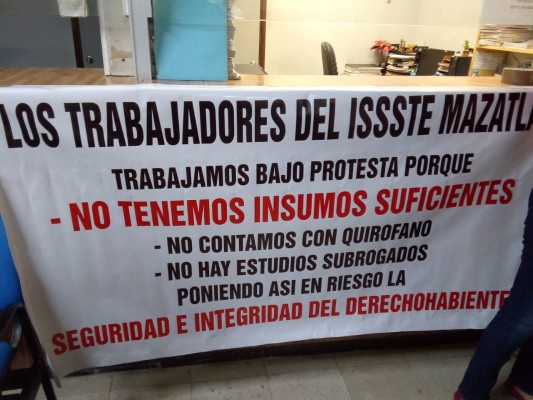 En Mazatlán, trabajadores de la clínica del ISSSTE se manifiestan