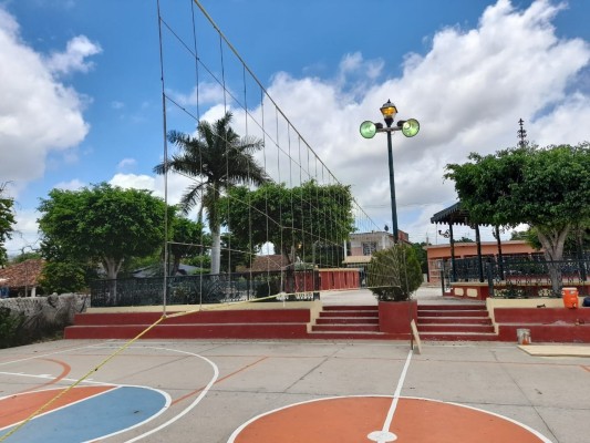 Remodelan tableros en la cancha de basquetbol en Potrero de Carrasco