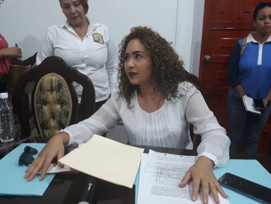 Alcalde de Escuinapa se ausenta de sus deberes constitucionales: regidora