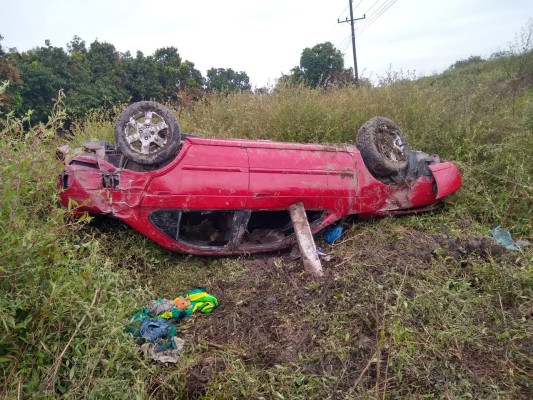 Vuelca auto en la carretera federal México 15; hay seis lesionados