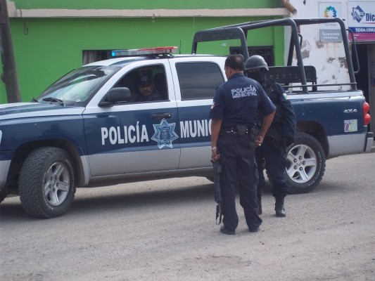 En Mazatlán, asaltan a taxista y los detienen municipales