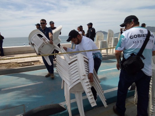 Ayuntamiento de Mazatlán implementa operativo para retirar sillas en renta del malecón