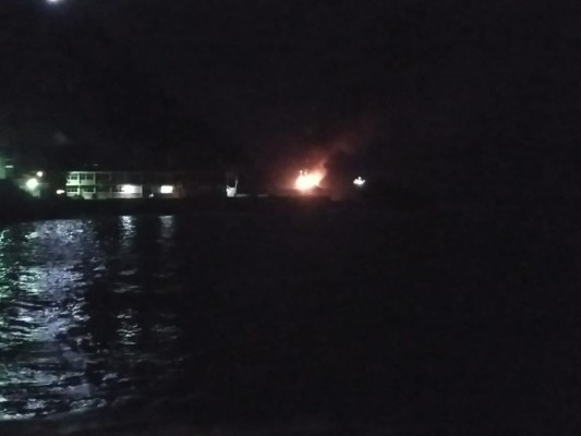 Se incendia barco camaronero a la altura del Faro en Mazatlán