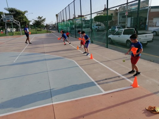 Academia de Baloncesto Pitbull's cumple con protocolos de Salud