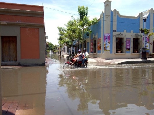 Lluvia inunda calles del Centro Histórico de Mazatlán