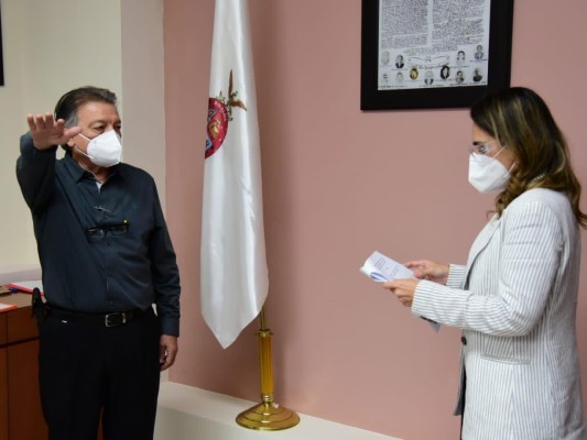 La Presidenta Pier Angely Camacho Montoya y Roberto García Michel, durante la toma de protesta.