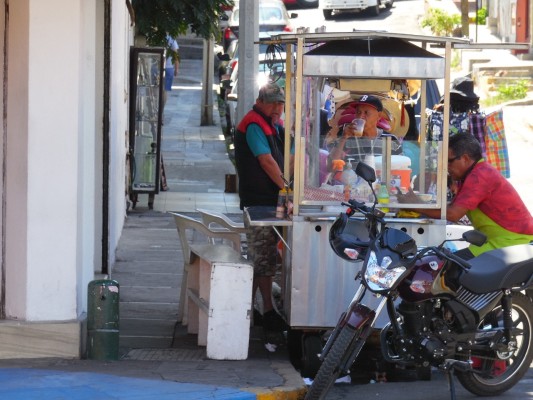 En Mazatlán, recuperar las banquetas para el peatón no ha sido fácil