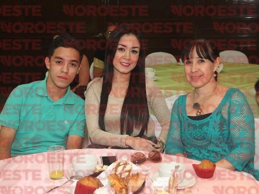 Miguel Ángel Acosta, Sahilyn Acosta y Lucy López Acosta.