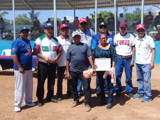 Homenajean al Cuervito Plasencia en inauguración de la Liga Abierta de Beisbol de Urías