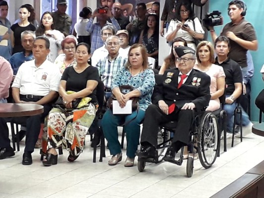 Gobierno de Mazatlán reconoce con medalla a profesor y sargento retirado