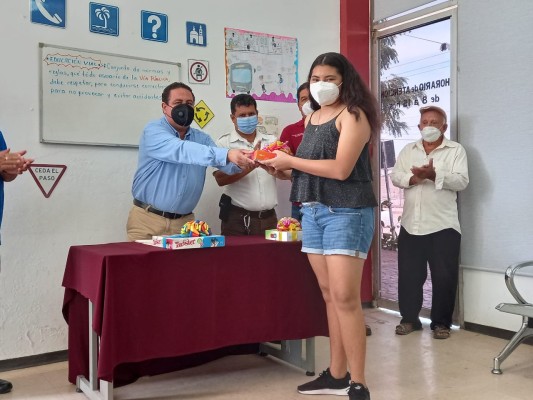 En Escuinapa, entrega DVyT premios a ganadores del concurso de dibujo de la 'nueva normalidad'