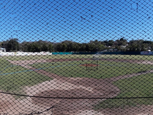 El campo de beisbol ubicado en El Quelite recibe mantenimiento