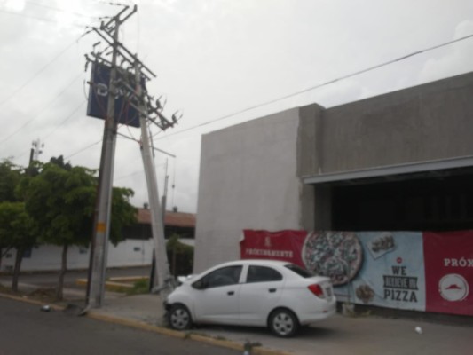 Conductor de un carro queda lesionado al chocar contra un poste, en Culiacán
