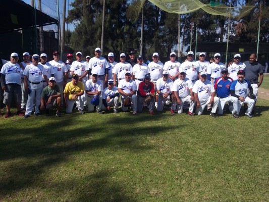 Los campeones Veteranos del Club Polluelos Mazatlán.