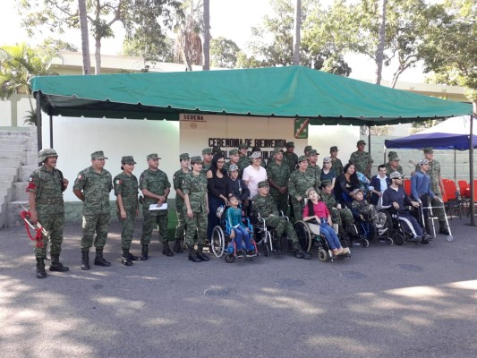 Ejército nombra a jóvenes mazatlecos soldados honorarios