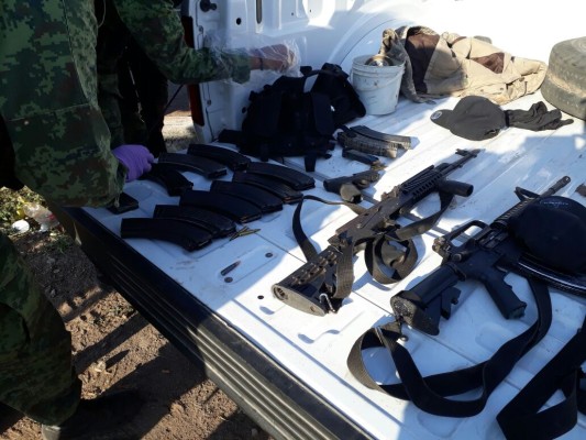 Detienen a dos personas en posesión de armas largas y combustible presuntamente robado en Guamúchil