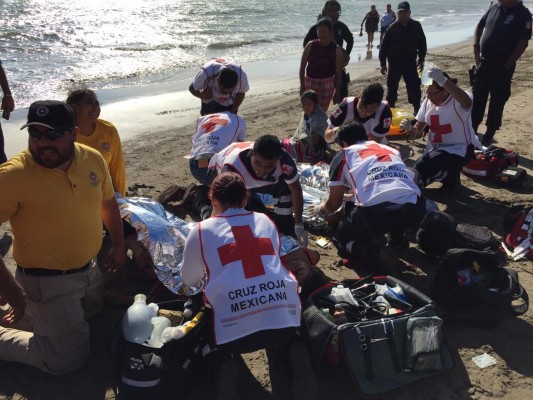 Rescatan a cuatro personas que estaban en riesgo de ahogarse en la playa La Tambora en Escuinapa