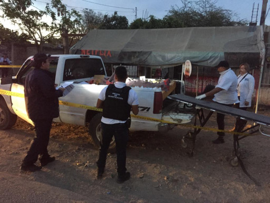 En la caja de una camioneta, familiares trasladan a Culiacán el cuerpo de un joven asesinado en Tamazula, Durango