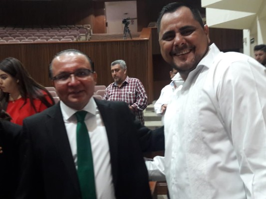 Entre bromas que PRIMOR se escucha bien, diputados de Sinaloa se toman la foto oficial