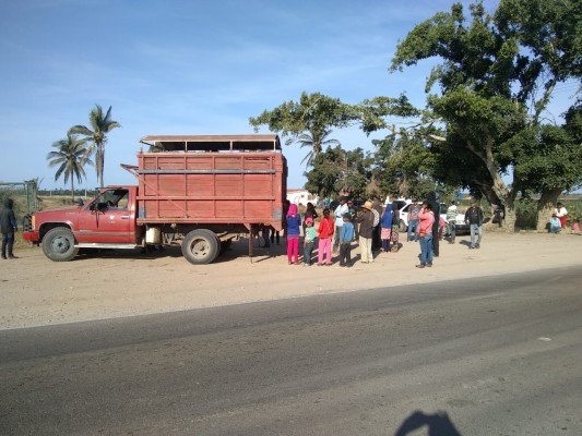 Realiza Vialidad y Transporte operativo de detención de vehículos de jornaleros con menores de edad en Escuinapa