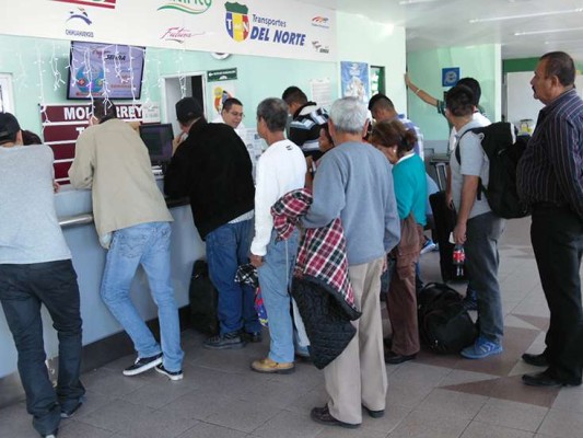 Vacacionistas que acudieron a la Central de Autobuses de Mazatlán se encontraron con que no había cupo.