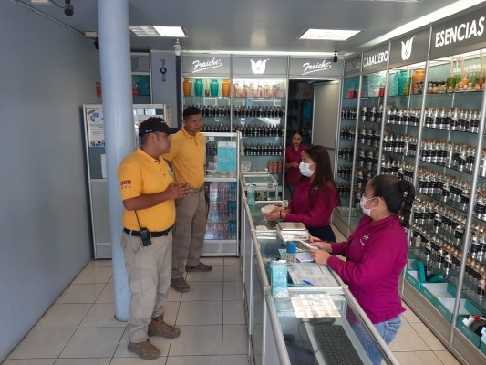 Protección Civil cierra negocios no esenciales en Escuinapa