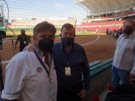 Ismael Baros, aquí con Germán Lizárraga, se dijo contento con los resultados obtenidos en la organización de la Serie del Caribe Mazatlán 2021.