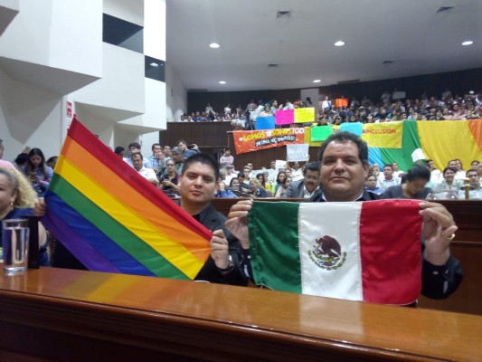 Morenista defiende su voto contra uniones gay; Dios creó a Adán y Eva, dice