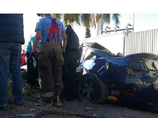 "Pierde el control de auto y choca contra una barda, en Los Mochis"