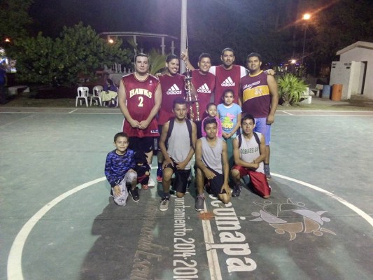 Mariscos Los Tapos llegó al puerto a llevarse el botín.