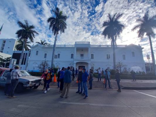 Comerciantes de Culiacán toman la Avenida Obregón; se oponen a cierre de tianguis