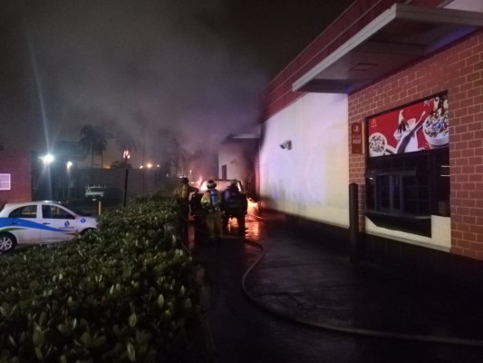 Choca camioneta contra un restaurante en la Zona Dorada y se incendia