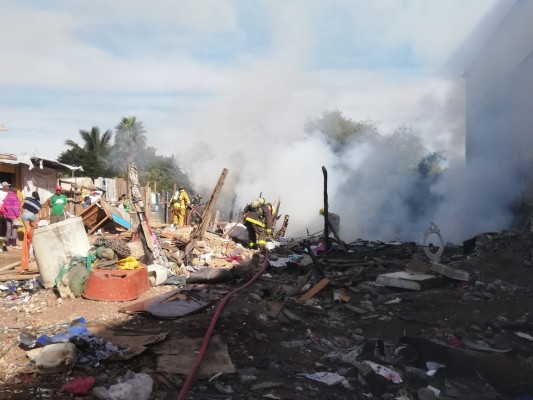Incendio acaba con dos viviendas de lámina en Mazatlán
