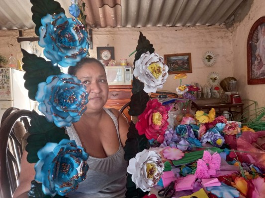 Con su arte, Silvia Sugey Solorio adorna a la Virgen de Guadalupe en Escuinapa