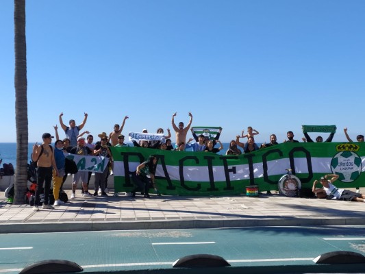 Aficionados de Santos Laguna muestran su apoyo al club en el Malecón de Mazatlán