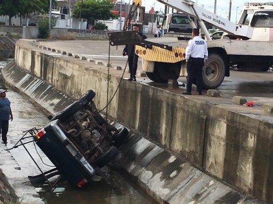 En Mazatlán, una camioneta cae a un canal