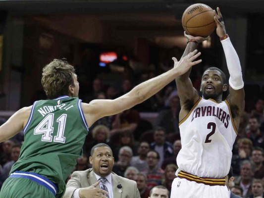 Kyrie Irving tira sobre la marca de Dirk Nowitzki.