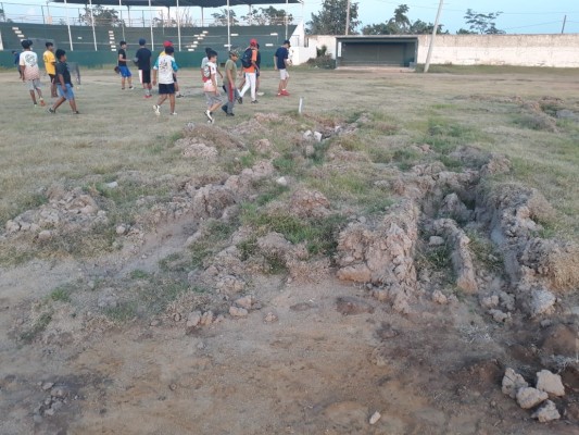 Padres de familia se quejan de falta de apoyo para reparar estadio de beisbol de Escuinapa