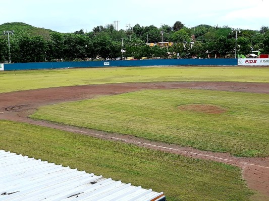 El campo de beisbol Charros de El Quelite recibe su manita de gato.