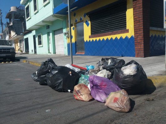 En Mazatlán, colonias se llenan de basura por falta de recolección