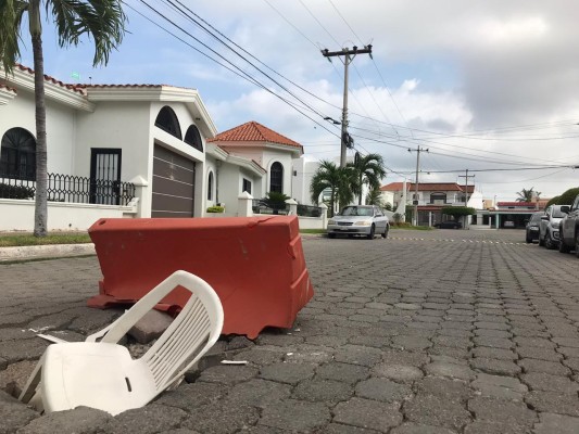 En Lomas de Mazatlán, tapan los baches hasta con sillas