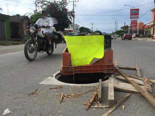 La alcaldía de Iztacalco explicó que el tema de coladeras en vías primarias corresponde al Gobierno de la Ciudad de México.